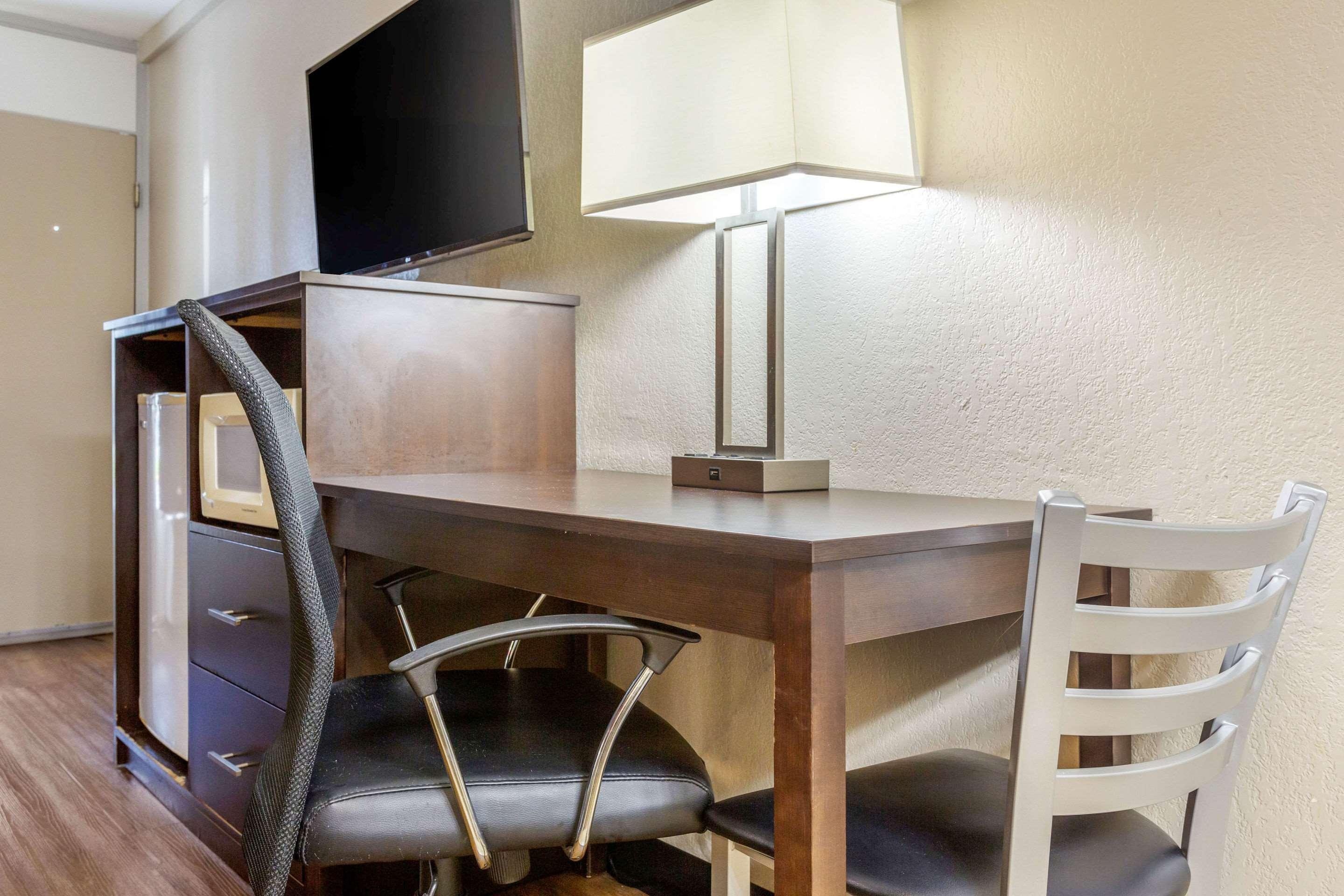 Econo Lodge Shorewood Eksteriør billede
