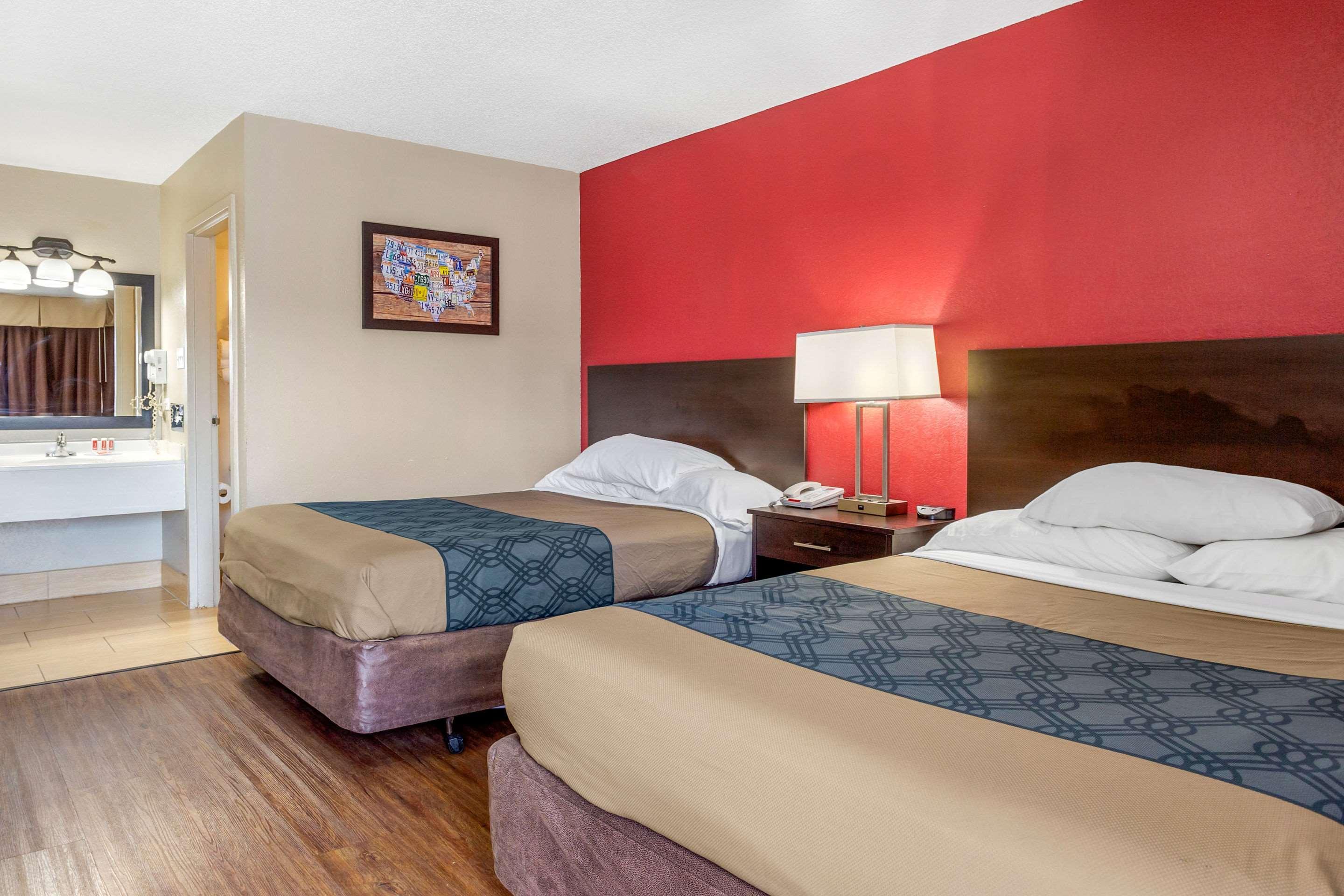 Econo Lodge Shorewood Eksteriør billede