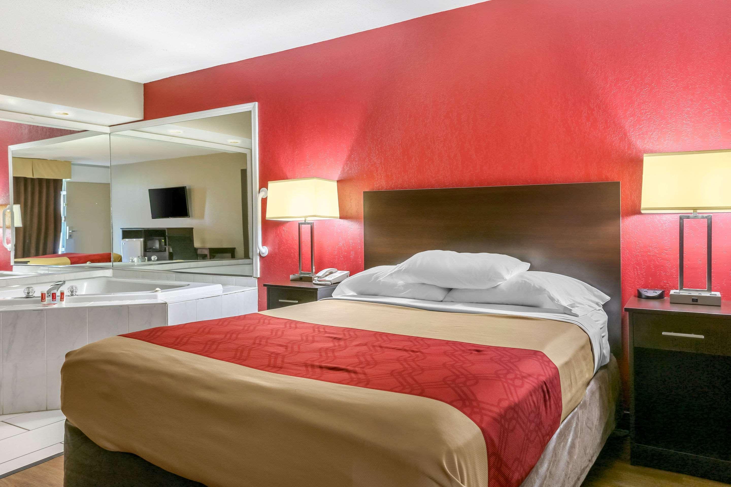 Econo Lodge Shorewood Eksteriør billede
