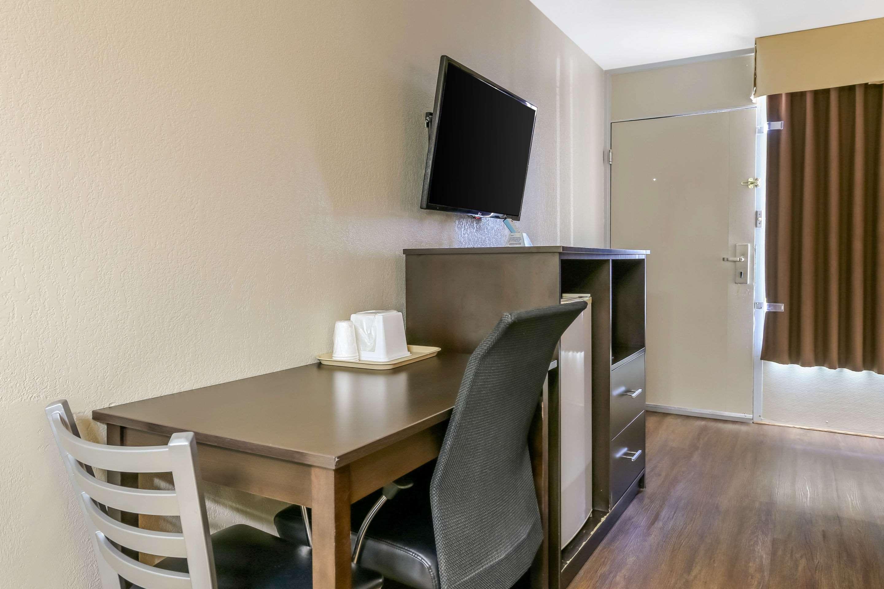 Econo Lodge Shorewood Eksteriør billede
