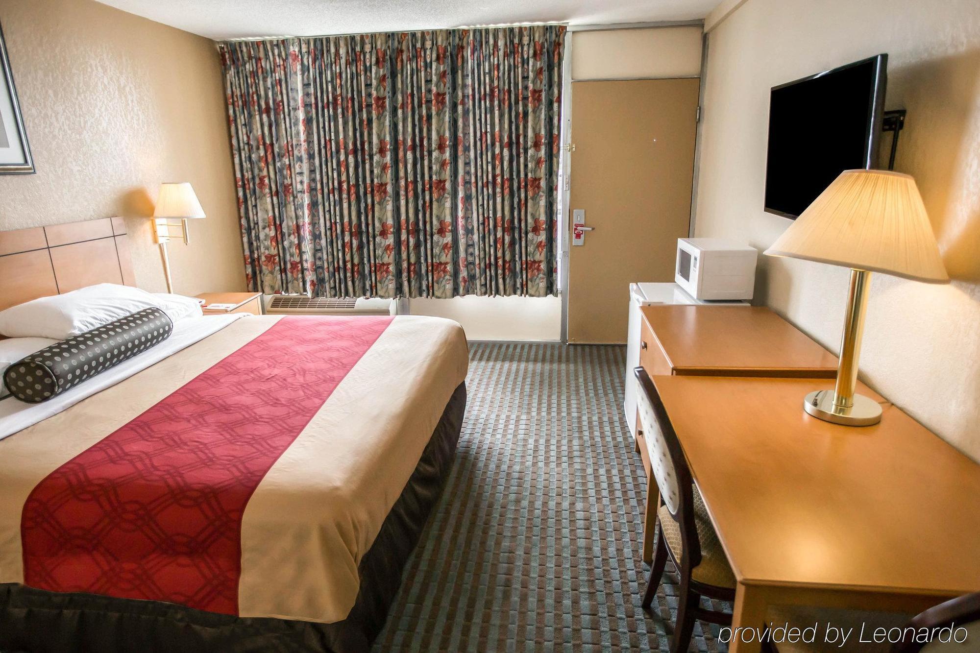 Econo Lodge Shorewood Eksteriør billede