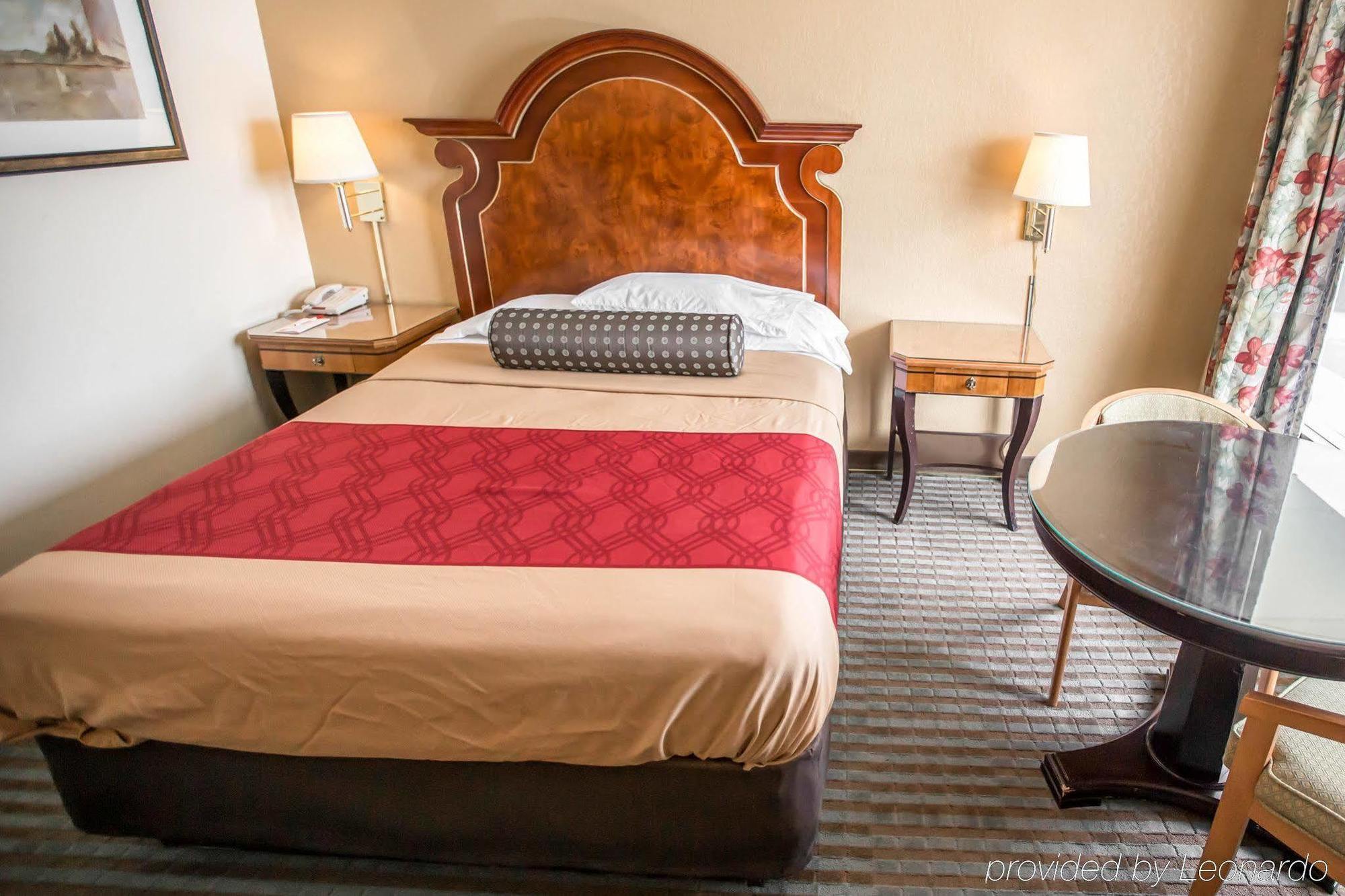 Econo Lodge Shorewood Eksteriør billede