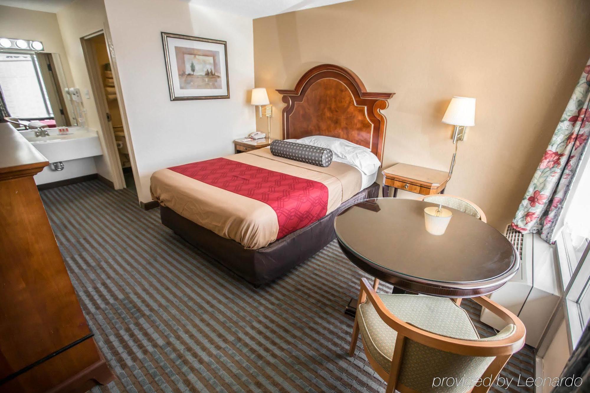 Econo Lodge Shorewood Eksteriør billede