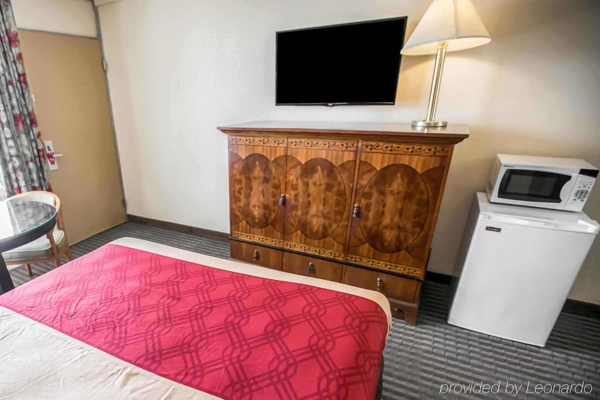 Econo Lodge Shorewood Eksteriør billede