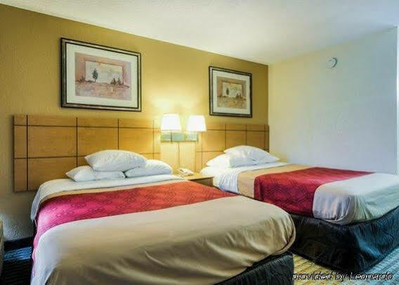Econo Lodge Shorewood Eksteriør billede