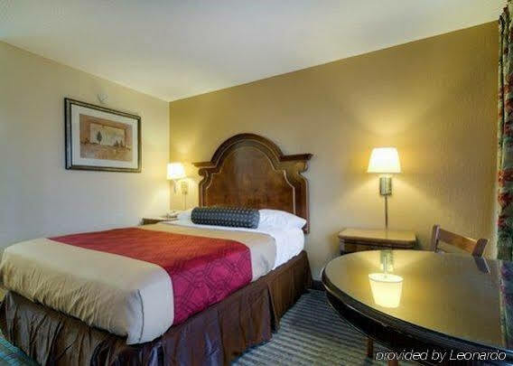 Econo Lodge Shorewood Eksteriør billede